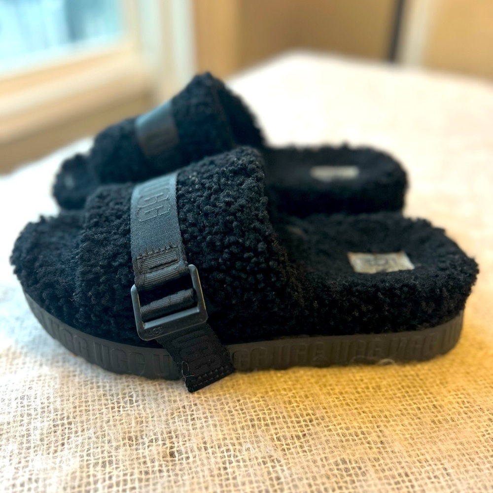 UGG Women's Fluffita Platform Slippers Sandals Size 40 EU